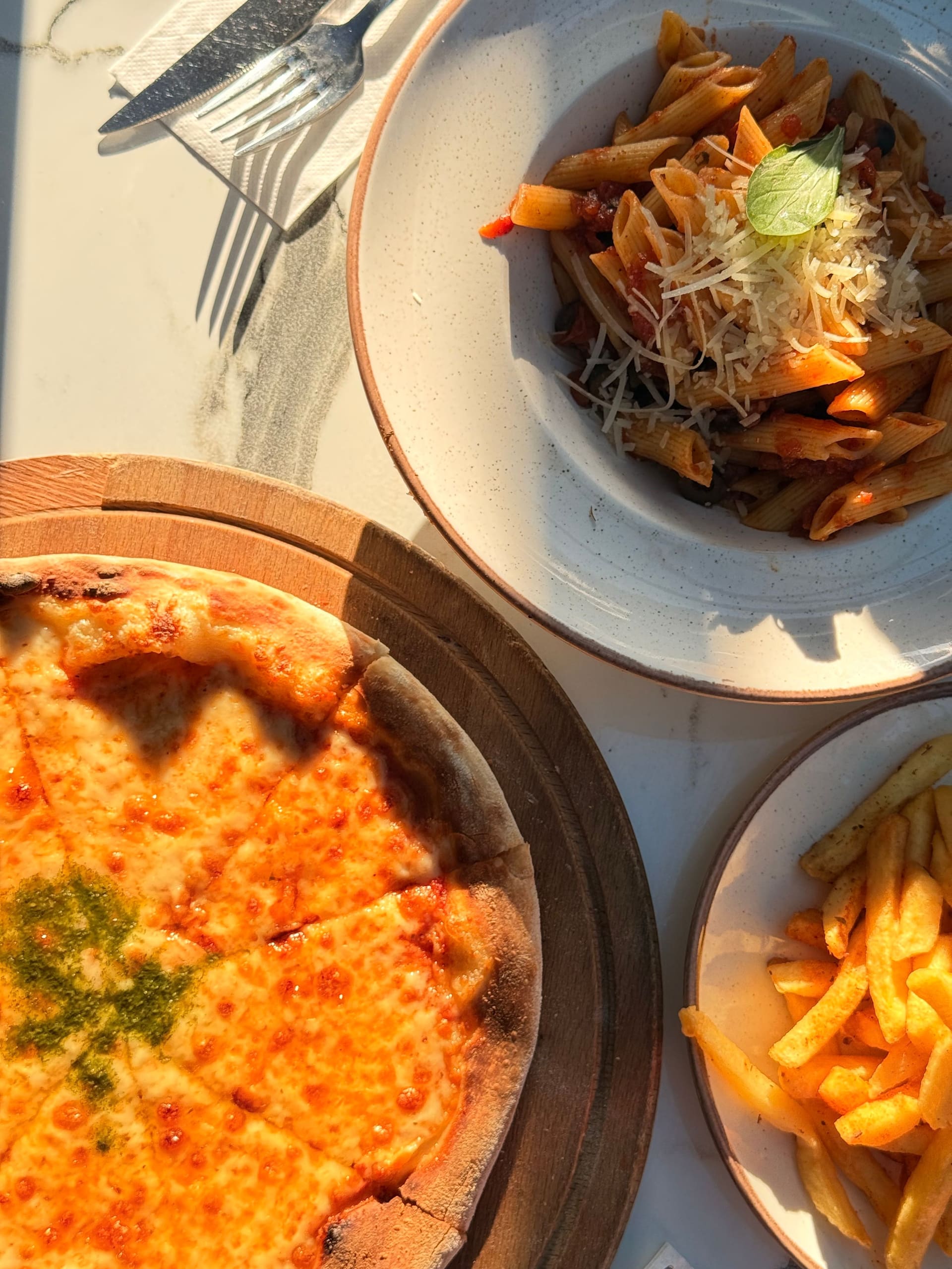 Un piatto di pizza e pasta friulana